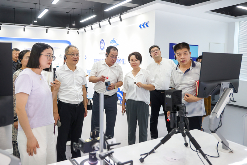 奎文区人大代表团来校考察调研 共促校地合作新发展1.jpg 奎文区人大代表团来校考察调研 共促校地合作新发展1.jpg