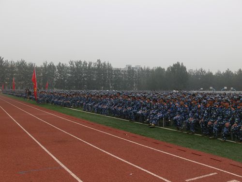 我院隆重举行2014级开学典礼暨军训工作总结表彰大会