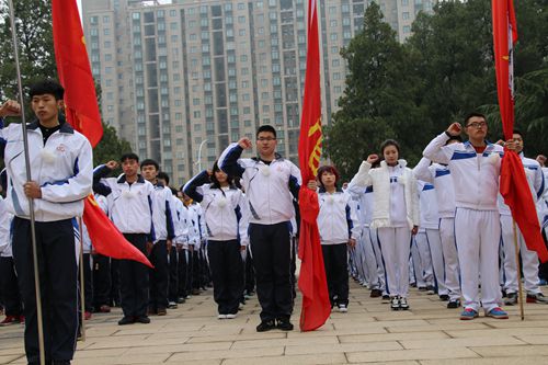 我院举行“缅怀革命先烈 弘扬爱国精神”扫墓宣誓活动