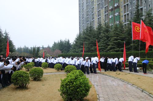 我院举行“缅怀革命先烈 弘扬爱国精神”扫墓宣誓活动