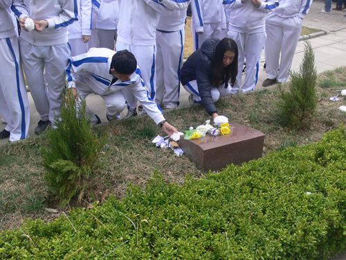 我院举行“缅怀革命先烈 弘扬爱国精神”扫墓宣誓活动