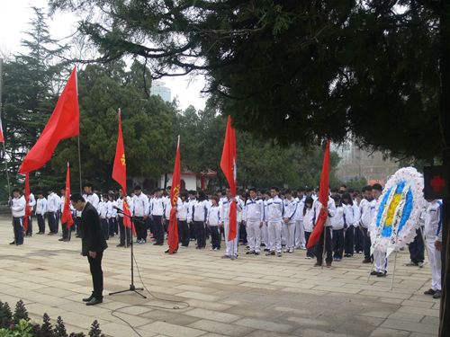 我院举行“缅怀革命先烈 弘扬爱国精神”扫墓宣誓活动