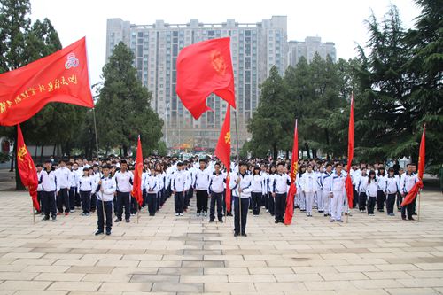 我院举行“缅怀革命先烈 弘扬爱国精神”扫墓宣誓活动