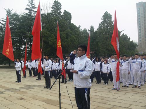 我院举行“缅怀革命先烈 弘扬爱国精神”扫墓宣誓活动