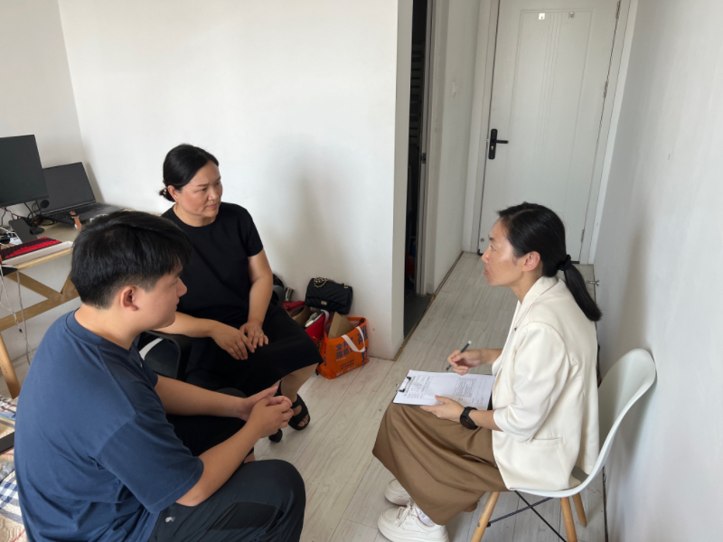 家访照片1.jpg 家访照片1.jpg