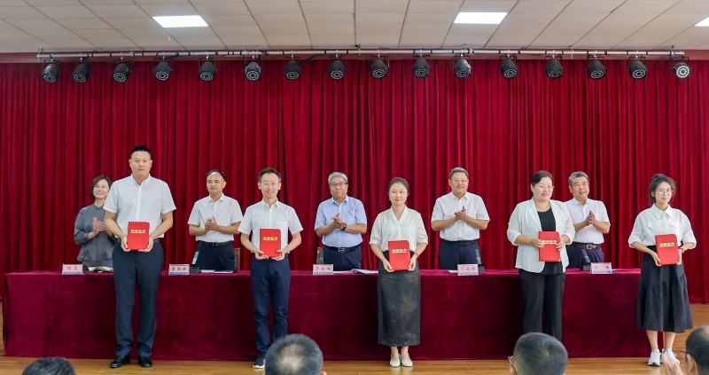 教师2(1).jpg 教师2(1).jpg