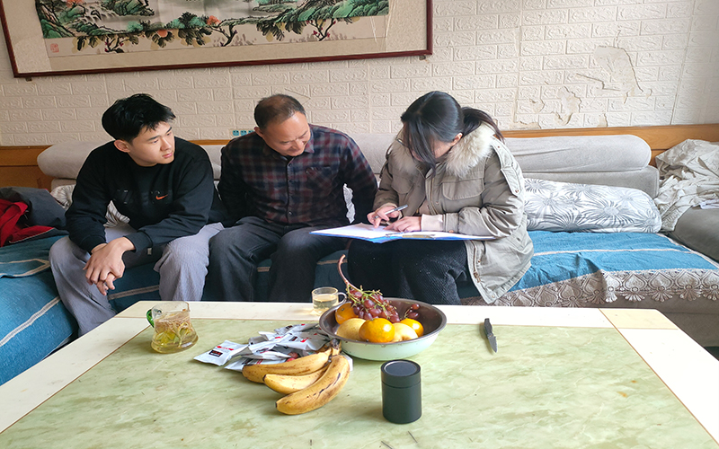 家访活动照片.jpg 家访活动照片.jpg