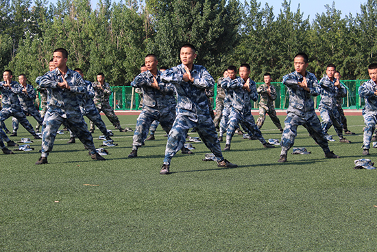 士官学院举办首届军体训练汇报表演,展示士官生风采