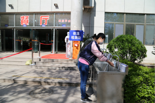 学生进入食堂前洗手消毒演练_meitu_9.jpg