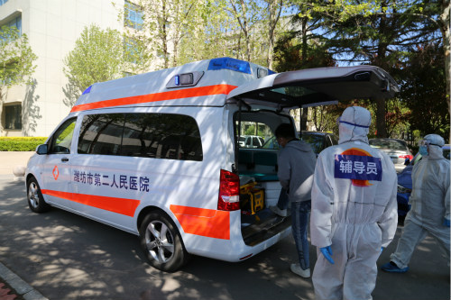 体温异常学生乘坐120负压车前往医疗机构发热门诊演练_meitu_6.jpg