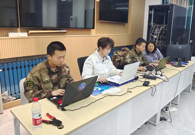 7.信安指导教师指导参赛学生备赛.jpg