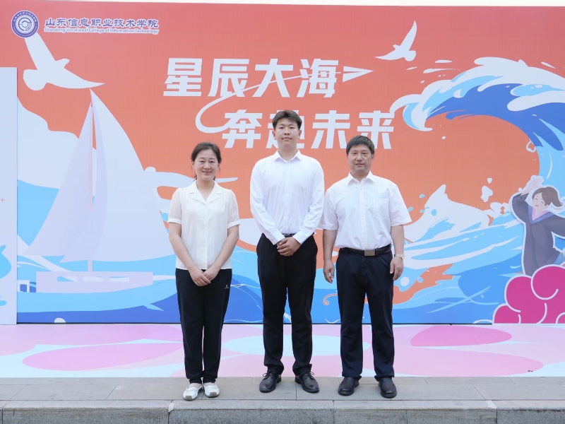 7毕业生和教师合影留念.jpg