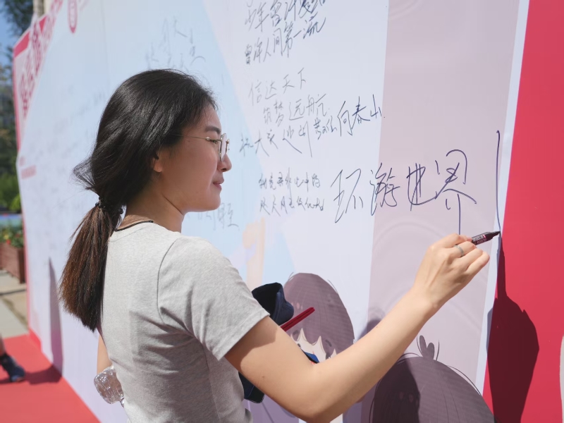 9毕业生留下寄语.jpg