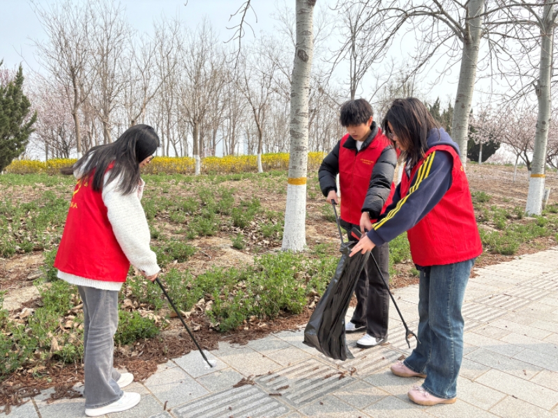 经济与管理系积极参与“无废滨海 青春同行——共建生态绿色家园”志愿活动