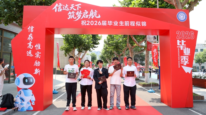 毕业生合影.jpg