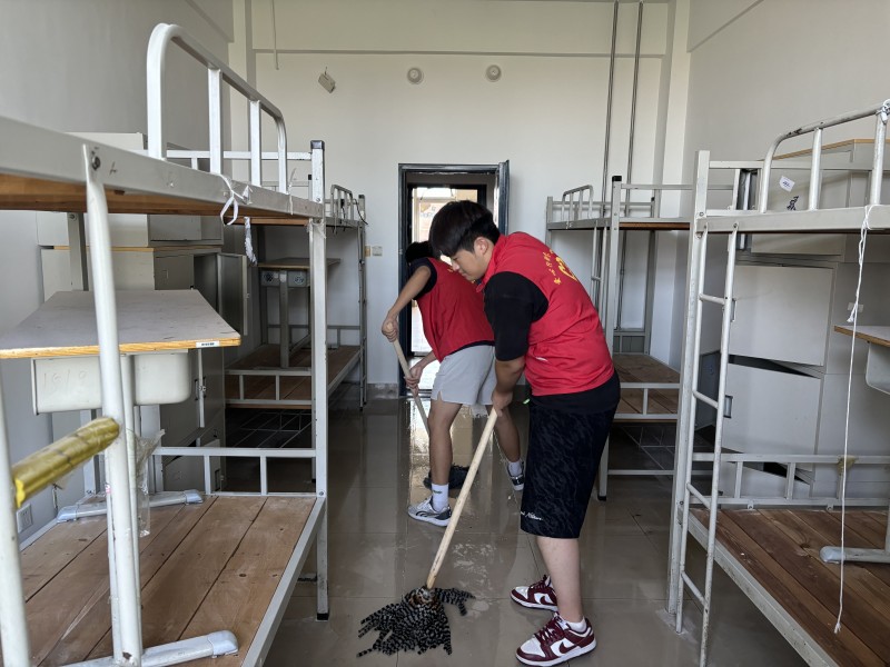 经济与管理系组织开展“‘洁’待新生 ‘净’心启航”志愿服务活动